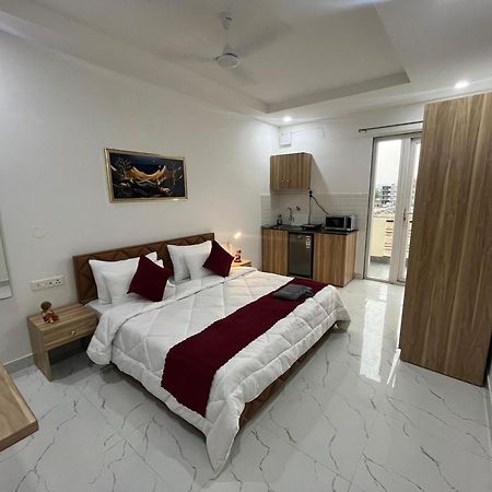 The Lodgers Studio Apartment Infront Of Artemis Hospital Gurugram Gurgaon Exterior foto