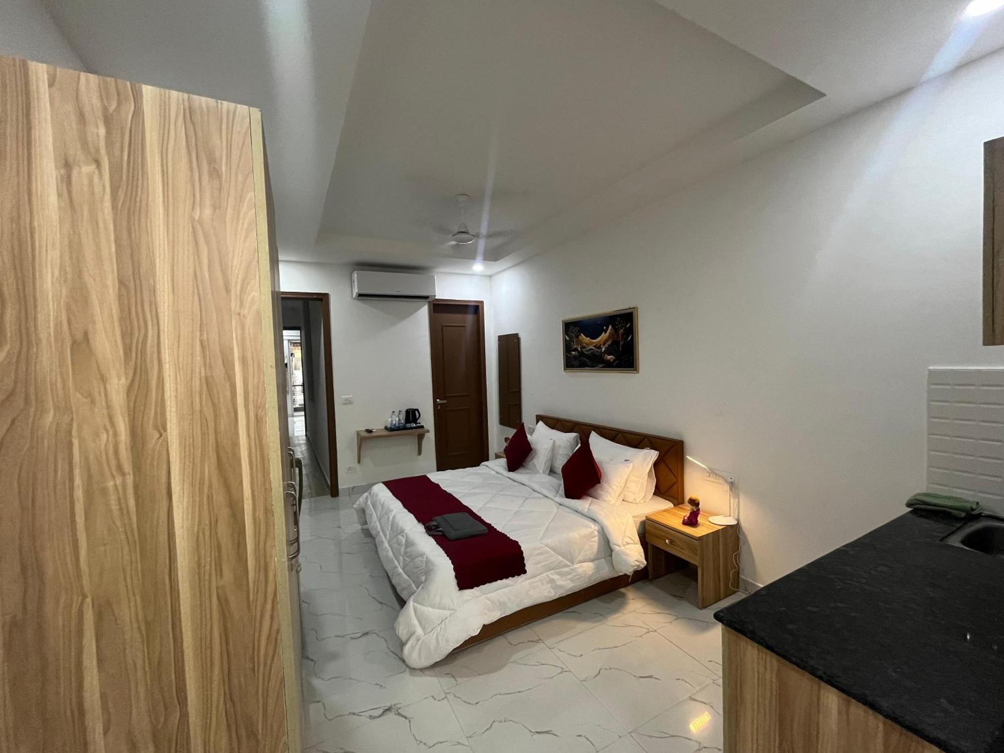 The Lodgers Studio Apartment Infront Of Artemis Hospital Gurugram Gurgaon Exterior foto