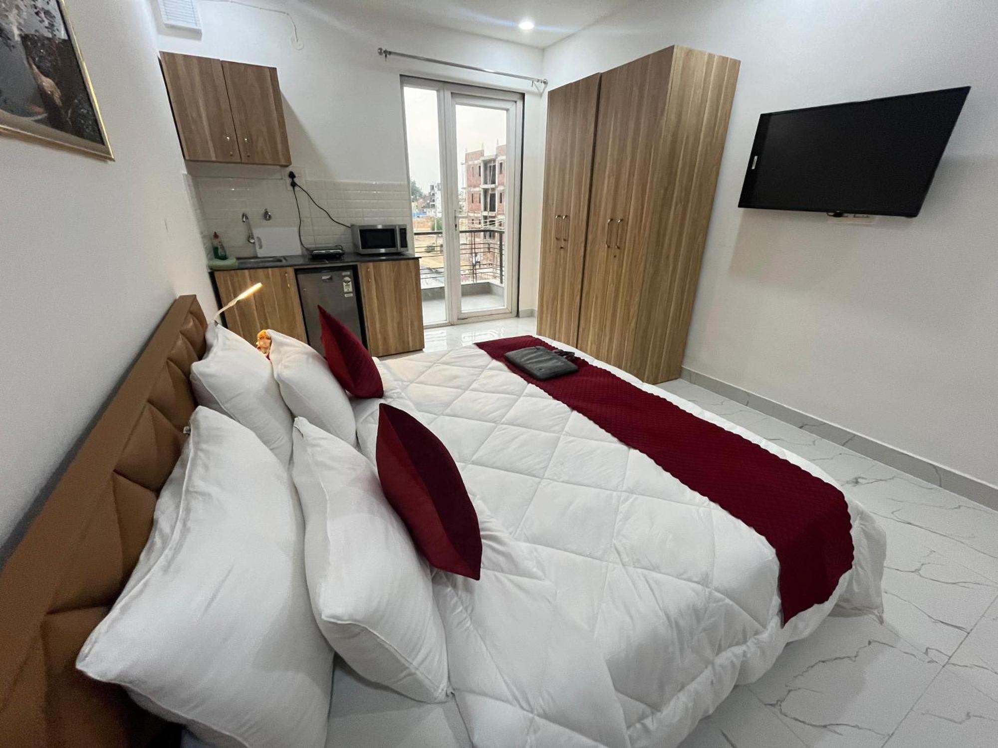 The Lodgers Studio Apartment Infront Of Artemis Hospital Gurugram Gurgaon Exterior foto
