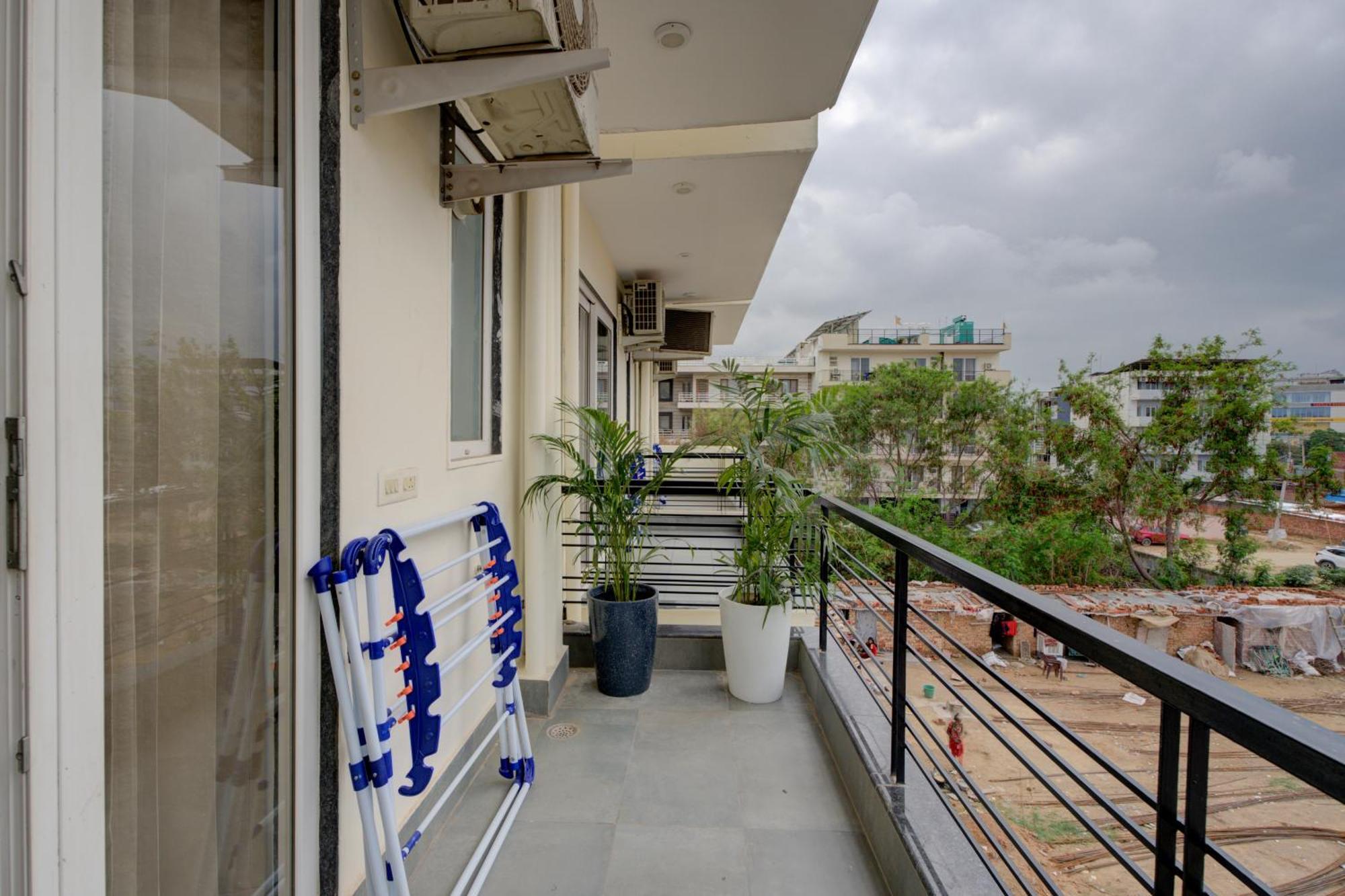The Lodgers Studio Apartment Infront Of Artemis Hospital Gurugram Gurgaon Exterior foto