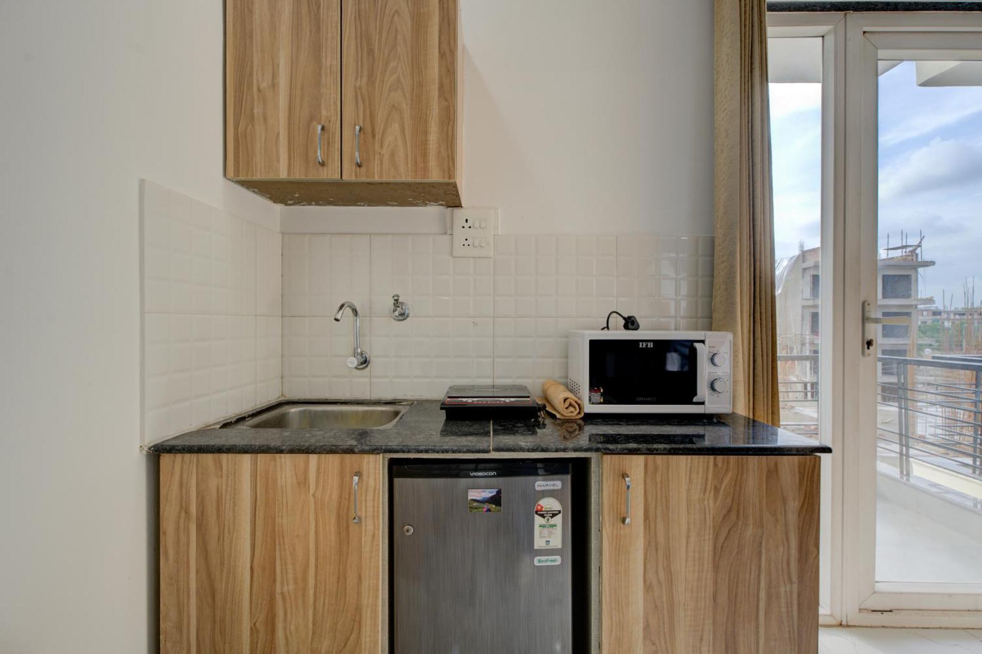 The Lodgers Studio Apartment Infront Of Artemis Hospital Gurugram Gurgaon Exterior foto