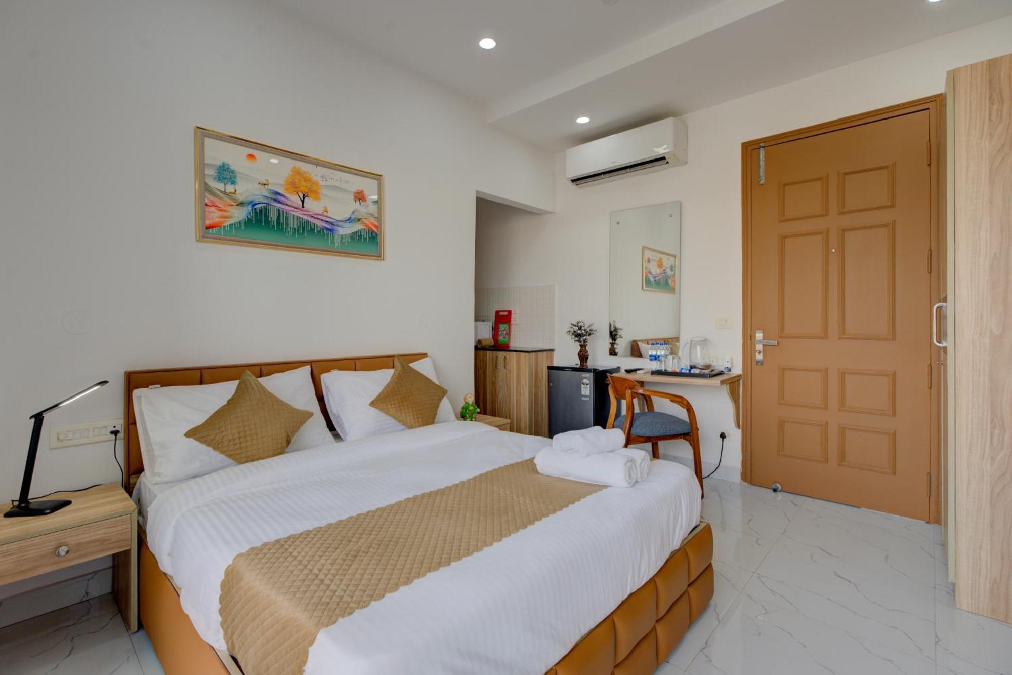 The Lodgers Studio Apartment Infront Of Artemis Hospital Gurugram Gurgaon Exterior foto