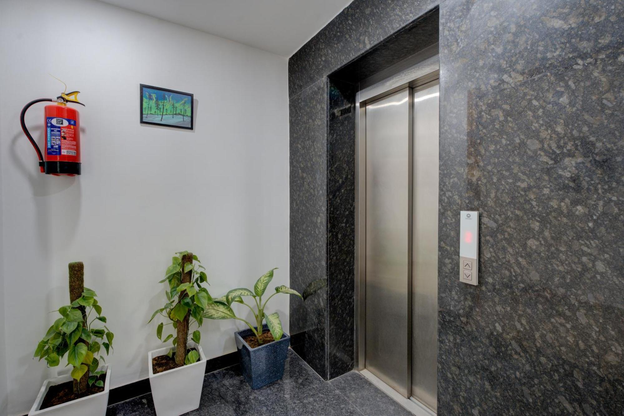 The Lodgers Studio Apartment Infront Of Artemis Hospital Gurugram Gurgaon Exterior foto